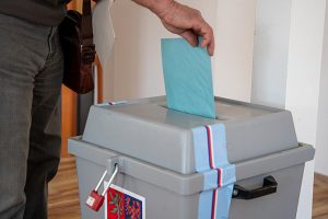 ANO by oslabilo na 33,5 procenta, SPOLU si i po bitcoinové kauze drží 21 procent