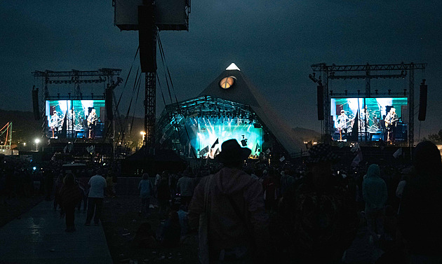 GLOSA: Festival Glastonbury si pro sebe v sobotu ukradla Charli XCX. Zářili i Pulp