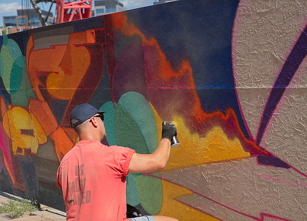 OBRAZEM: Místo Teska graffiti. Umělci ozdobili stavbu, doufají v respekt sprejerů