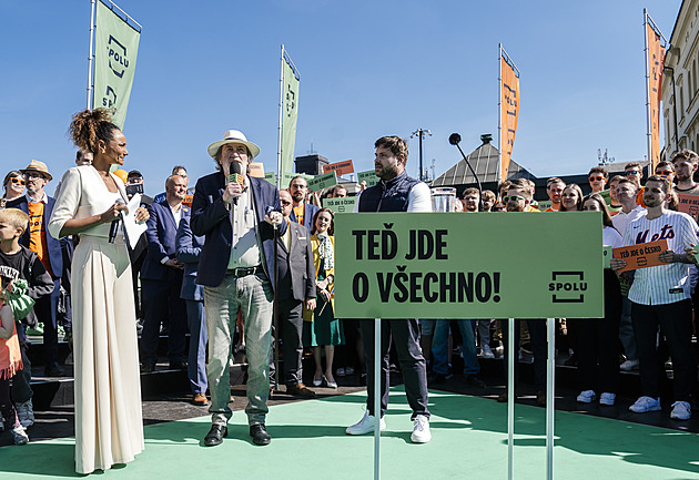 Kam jedeme, táto? Na kampaň. Většina politiků si zkrátí dovolenou kvůli volbám