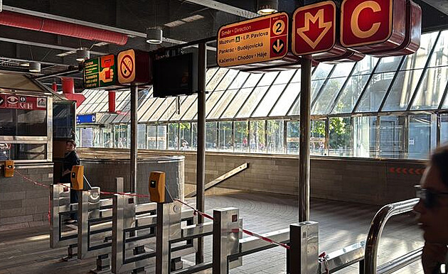 Další incident v metru na Hlavním nádraží, provoz opět stál