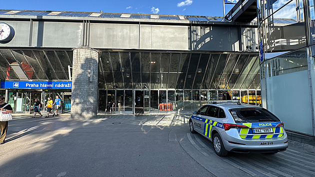 Policisté uzavřeli Wilsonovu ulici. K odloženému zavazadlu povolali pyrotechniky