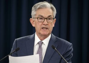 Trump znovu šije do šéfa Fedu, spekulace o nástupci oslabují dolar