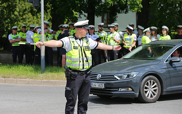 Policista je víc než značka. Kolona s Ficem může dostat přednost před sanitkou