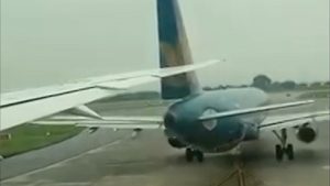 VIDEO: Boeing usekl airbusu ocas. Po incidentu v Hanoji suspendovali 4 piloty