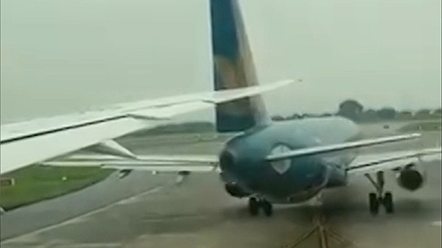 VIDEO: Boeing usekl airbusu ocas. Po incidentu v Hanoji suspendovali 4 piloty