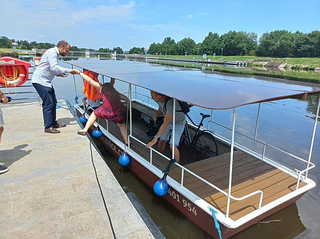 Zavřená stezka pošle cyklisty přes Vltavu, dočasný přívoz připluje na zavolání