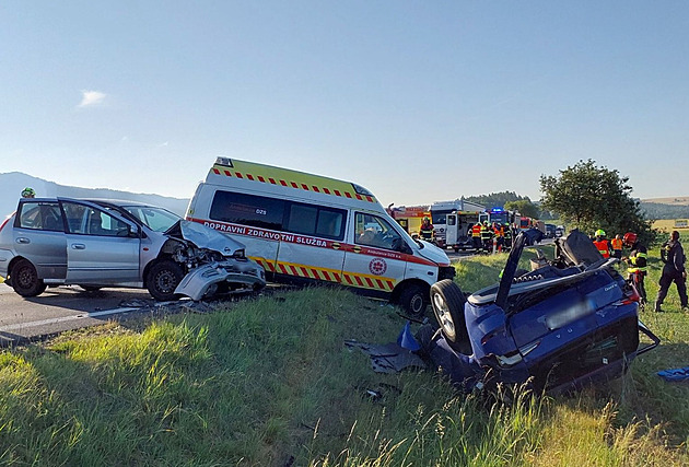 Na Chebsku bourala čtyři auta včetně sanitky, objízdnou trasu blokuje kamion