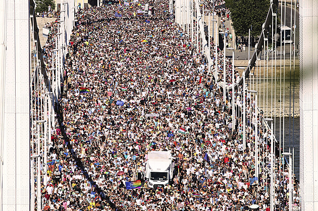 Já říkám, že je to ostuda, zuří Orbán po duhovém pochodu hrdosti v Budapešti