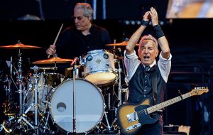 Kilogramy kovu spadly na fanoušky Bruce Springsteena. Koncert však pokračoval