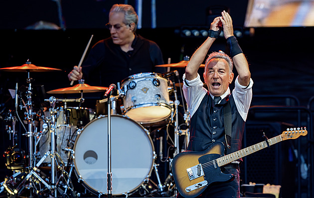 Kilogramy kovu spadly na fanoušky Bruce Springsteena. Koncert však pokračoval