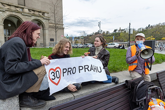 Iniciativa brojí proti pražské dopravě, chce lepší prostor pro chodce a cyklisty