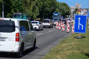 Silničáři opravují hlavní tepnu ve Zlíně, lidé si stěžují na zpožděnou MHD