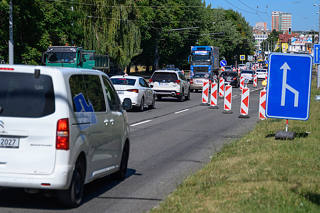 Silničáři opravují hlavní tepnu ve Zlíně, lidé si stěžují na zpožděnou MHD
