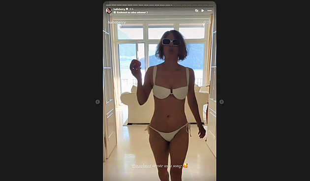 Halle Berry spadly při tanci bikiny, herečka tak propaguje hudbu svého partnera