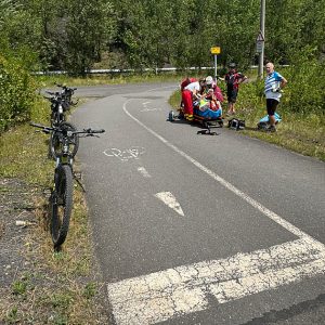 Cyklista se zranil u železničního přejezdu. Záchranáři pro něj šli kilometr pěšky