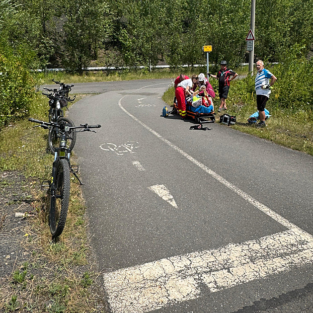 Cyklista se zranil u železničního přejezdu. Záchranáři pro něj šli kilometr pěšky