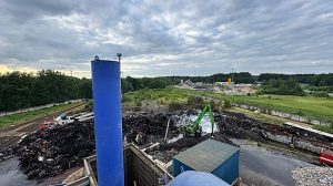 VIDEO: Hasiči zlikvidovali požár vrakoviště v České Lípě, škoda jde do milionů