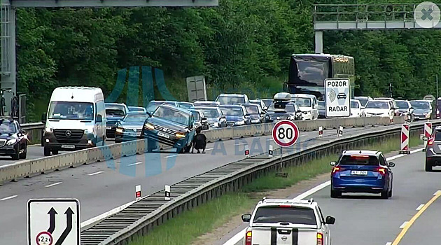 Nehoda na D1 u Mirošovic: auto uvázlo na betonových svodidlech