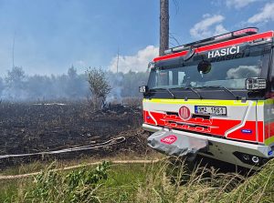 Rozsáhlý požár lesa na Olomoucku uhasili, místo zůstane do úterý pod dohledem