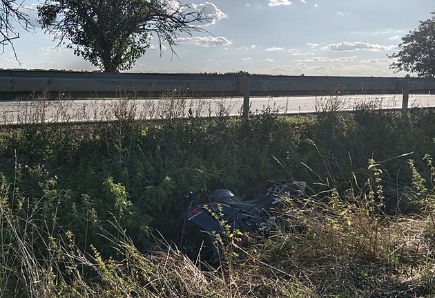 Svědek našel mrtvého motorkáře, vjel z neznámých příčin do příkopu
