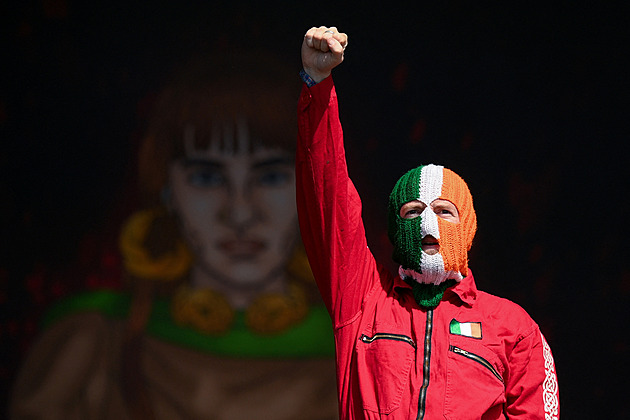 Poprask na festivalu v Glastonbury. Dvě skupiny volaly po smrti izraelské armády