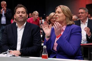 Německá SPD zvolila dva lídry. Basovou jednoznačně, ale Klingbeil utržil ostudu