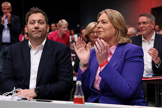 Německá SPD zvolila dva lídry. Basovou jednoznačně, ale Klingbeil utržil ostudu
