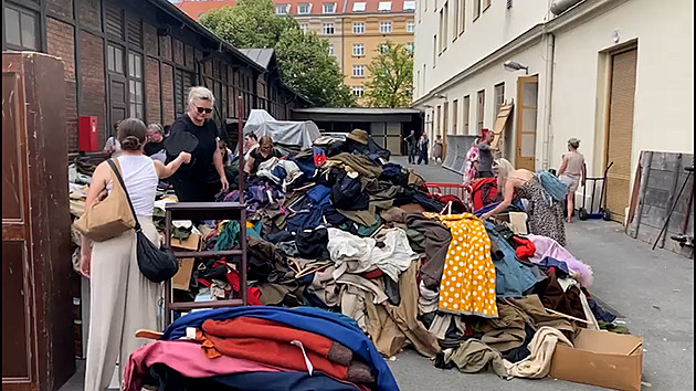 Je libo skluzavku nebo kašírovaný trůn? Divadlo na Vinohradech rozdává fundus
