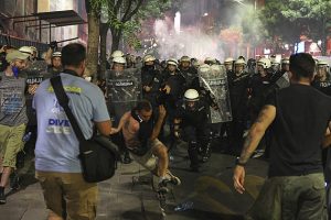 Při protestech v Srbsku policie zadržela desítky demonstrantů, píše agentura
