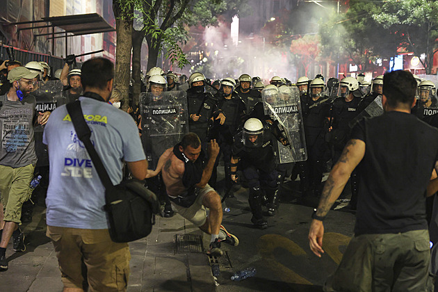 Při protestech v Srbsku policie zadržela desítky demonstrantů, píše agentura