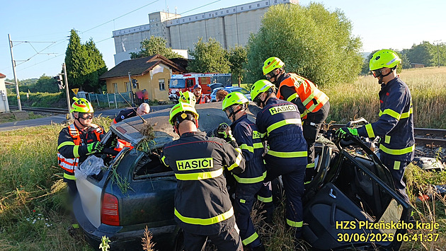 Na Plzeňsku narazil rychlík do auta. Řidič vjel na přejezd i přes výstražná světla