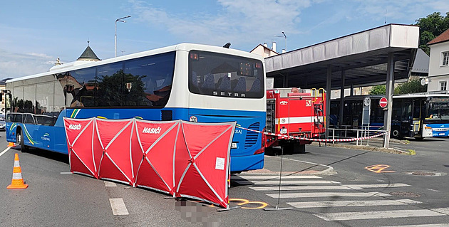 Sražená seniorka zůstala zaklíněná pod autobusem, policie hledá svědky incidentu