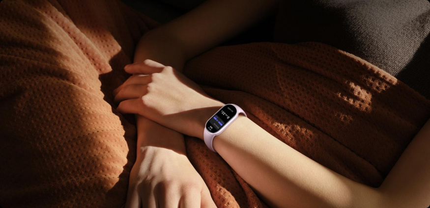 Xiaomi Smart Band 10: populární náramek dostal větší displej a keramické tělo