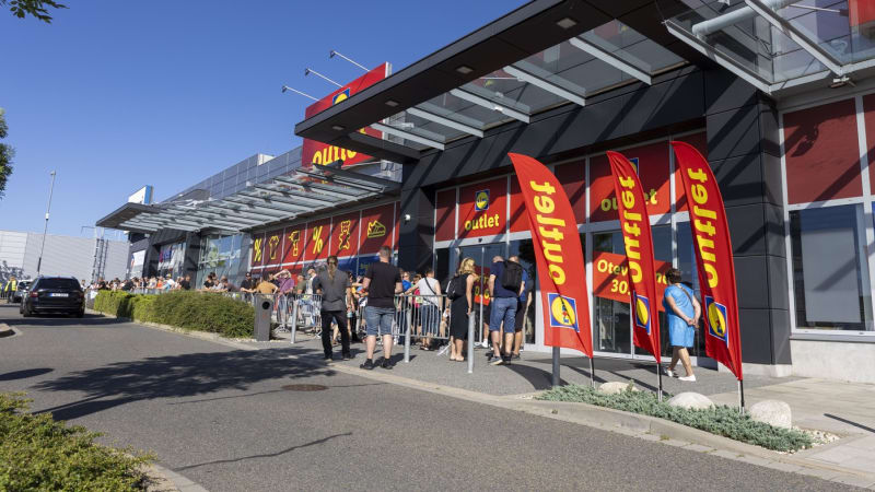 Šílenství v Olomouci: Kvůli novému Lidl Outletu přijeli už v noci Pražáci, venku stála fronta
