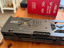 Radeon nebo GeForce? Asus si není jistý, co vlastně vyrábí, na kartu píše obojí