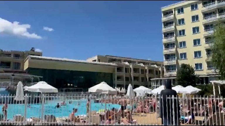 Vražda Češky v Bulharsku se stala v luxusním hotelu. Jen pár kroků od pláže, líčí reportérka