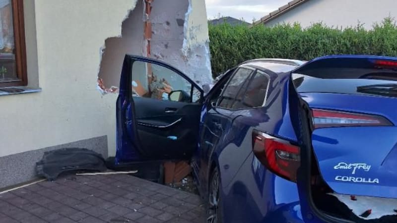 Sousedovi vjel autem až do obýváku. Kuriózní nehodu ve Světlé nad Sázavou zavinila křeč