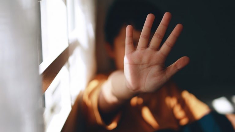 Děti ve školním věku nosily plenky a neuměly mluvit. Rodiče je roky věznili, obávali se virů
