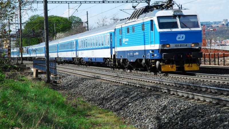 Smrt na kolejích: Na Uherskohradišťsku srazil rychlík člověka. Provoz celostátní trati je omezen