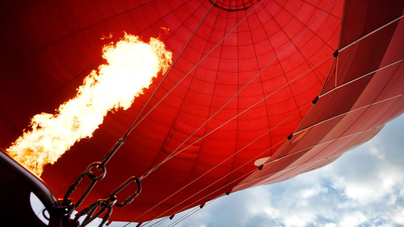 Drama nad Bolešovem: Horkovzdušný balon se zřítil v plamenech. Zraněné zachraňoval vrtulník