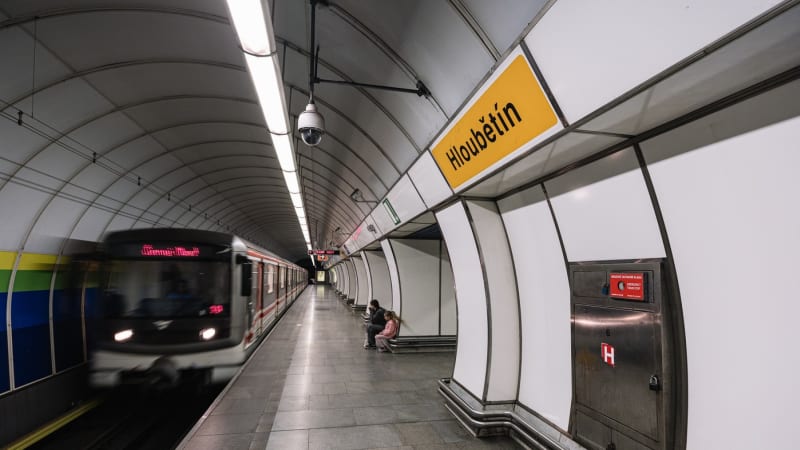 Muž nepřežil pád do kolejiště metra, zůstal zaklíněný pod soupravou. Část linky B stojí