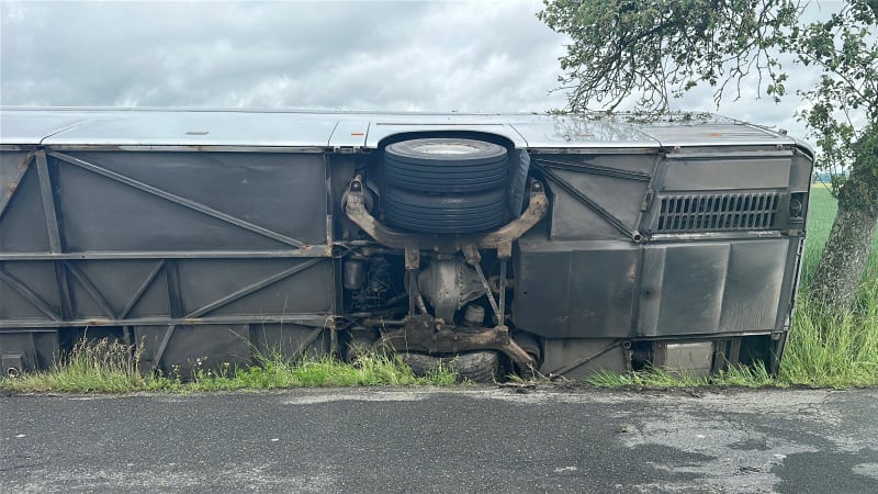 Smrtelná nehoda autobusu na Děčínsku: Srazil se s osobním autem, zemřel jeden člověk