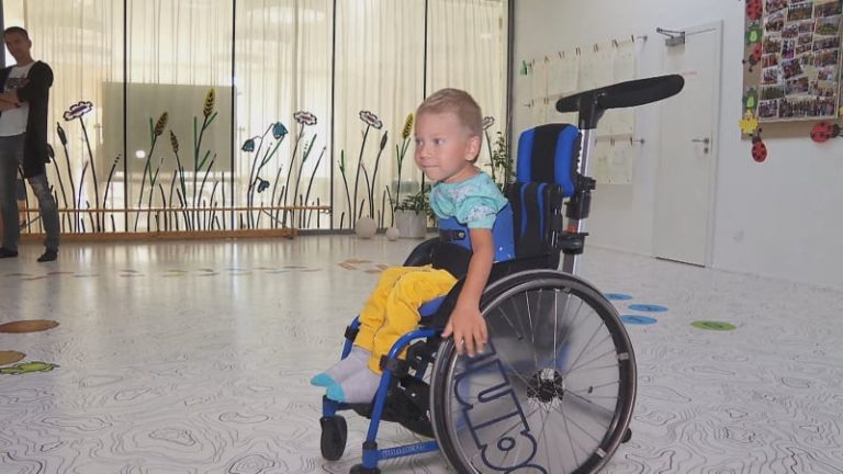 Maxík dostal nejdražší lék na světě. Teď dokončil první třídu a pochlubil se vysvědčením
