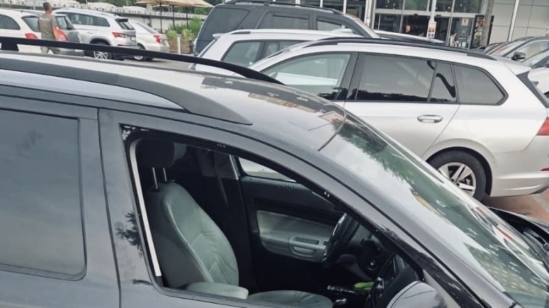 Krutý trest pro syna: Otec ho po hádce zamkl v rozpáleném autě. Dítěti hrozil panický šok