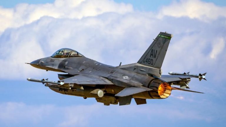 Ukrajina ztratila další stíhačku F-16, pilot zahynul. Rusko vyslalo stovky dronů a desítky raket