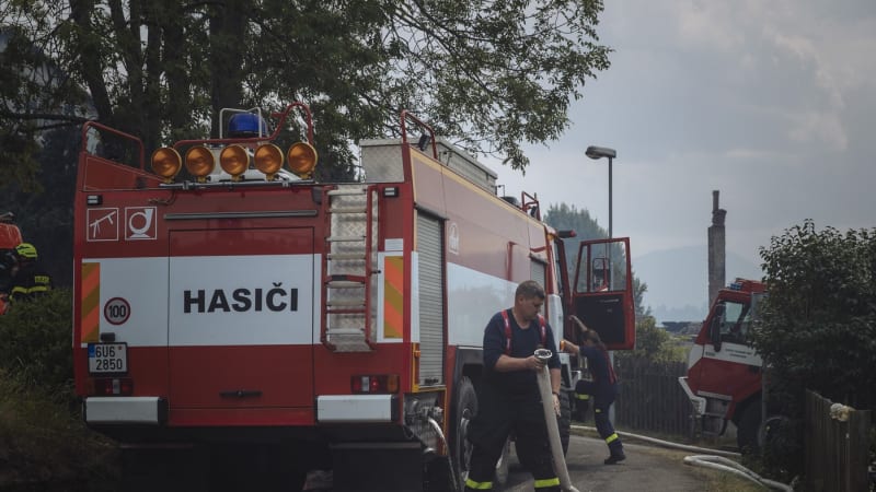 Hoří České Švýcarsko. Plameny se šíří lesem, hasiči chtějí shazovat vodu z vrtulníku