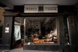Íránská raketa částečně zničila obchod The Photo House v centru Tel Avivu. Založil ho rodák z Jihlavy