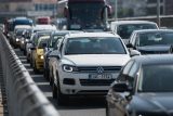 Přichází nejrizikovější víkend roku na silnicích. Na řidiče čeká řada omezení, zesílený dozor a kolony