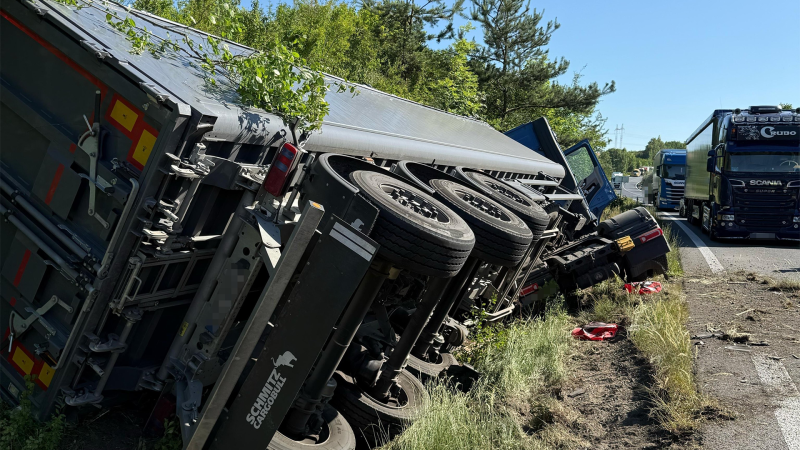 Hromadná nehoda na Mělnicku: Náklaďák se převrátil na osobní auto, mezi zraněnými jsou i děti